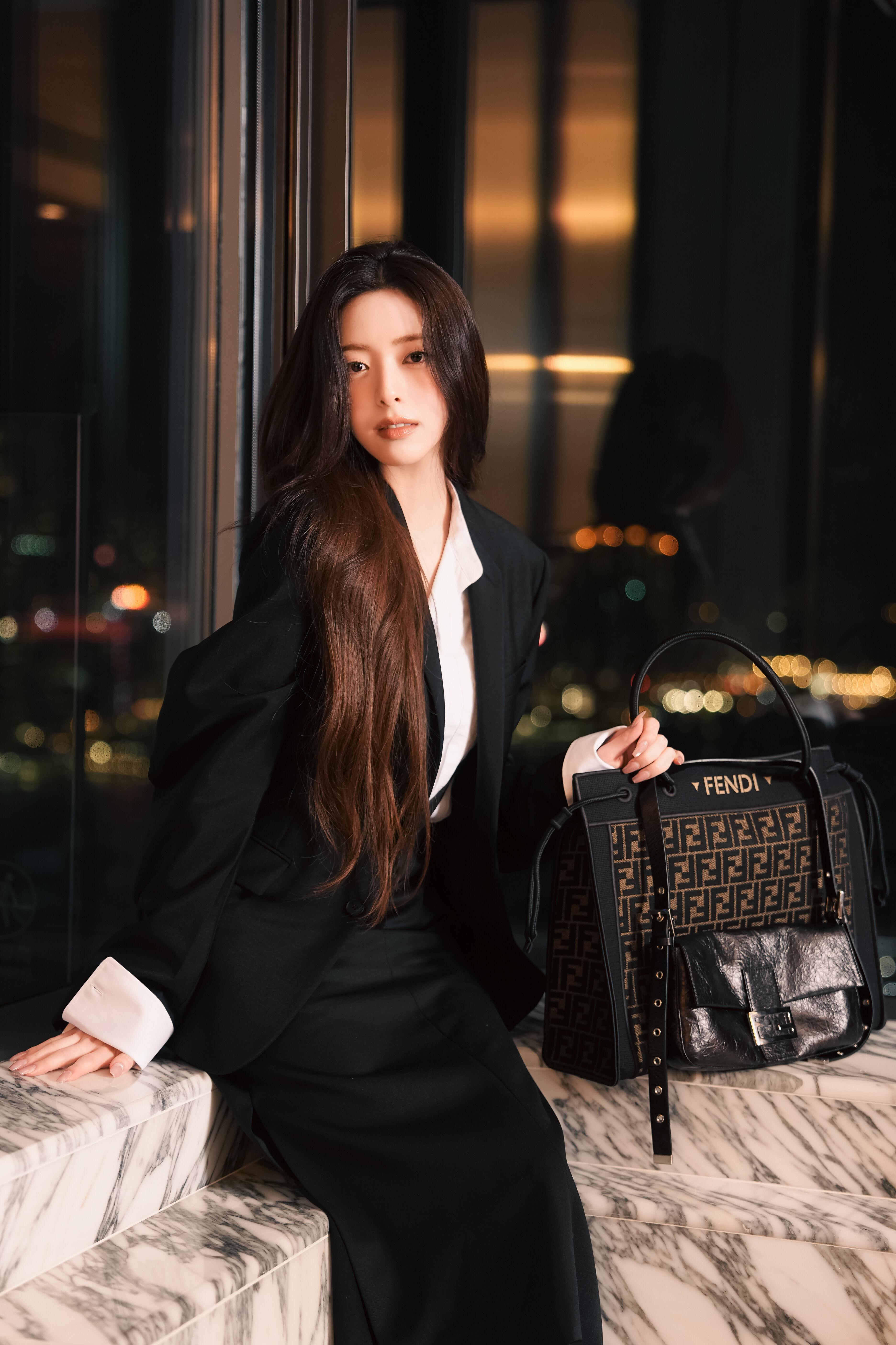 ITZY申有娜全黑造型美翻了!长腿比例太逆天 FENDI“双包叠搭”成亮点 内容图2 潮正奢/潮品文/潮臻社-实时追踪全球最新奢侈品牌新闻资讯的官网站! ▲▼ 申有娜 。(图/品牌提供)
