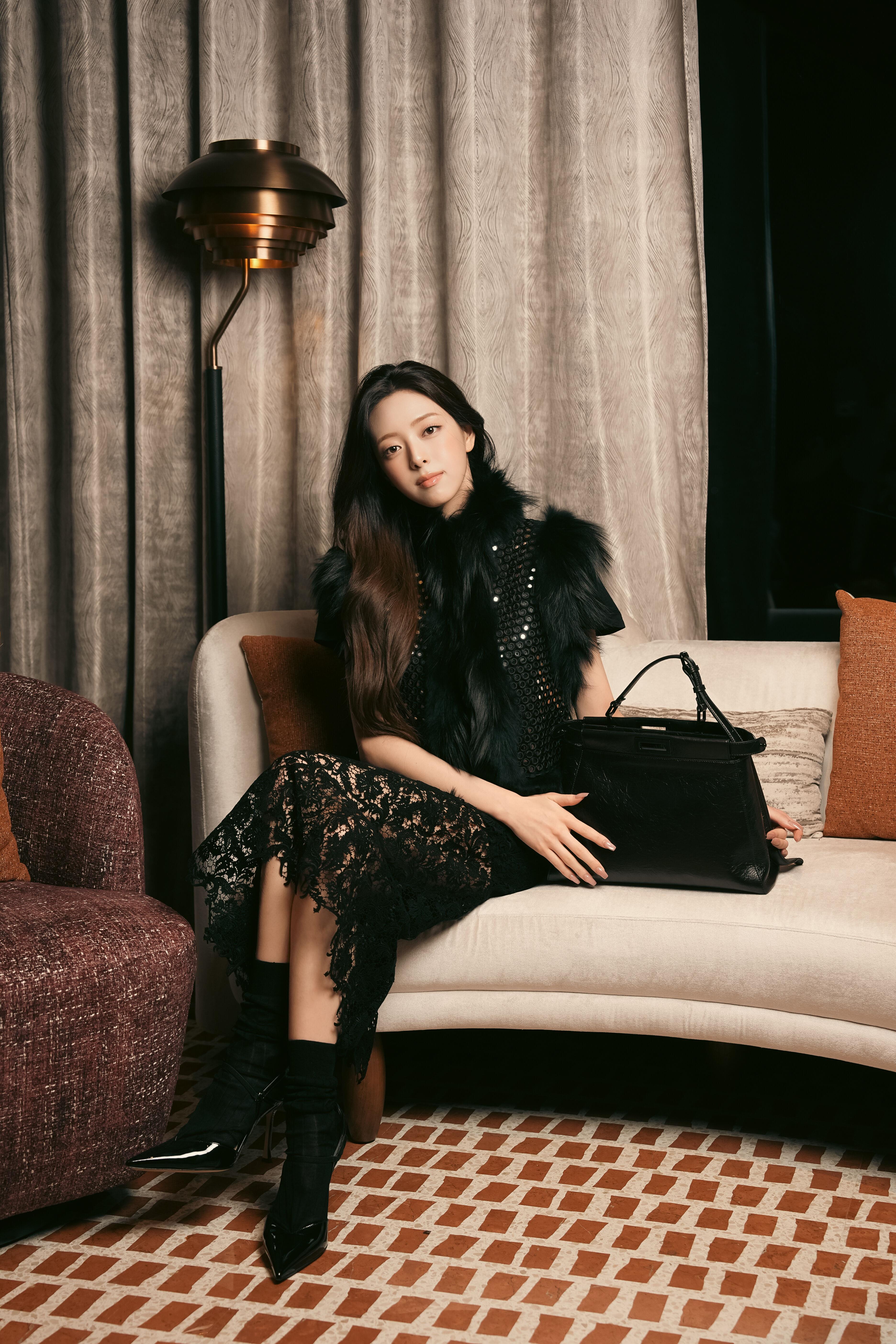 ITZY申有娜全黑造型美翻了!长腿比例太逆天 FENDI“双包叠搭”成亮点 内容图3 潮正奢/潮品文/潮臻社-实时追踪全球最新奢侈品牌新闻资讯的官网站! ▲▼ 申有娜 。(图/品牌提供)