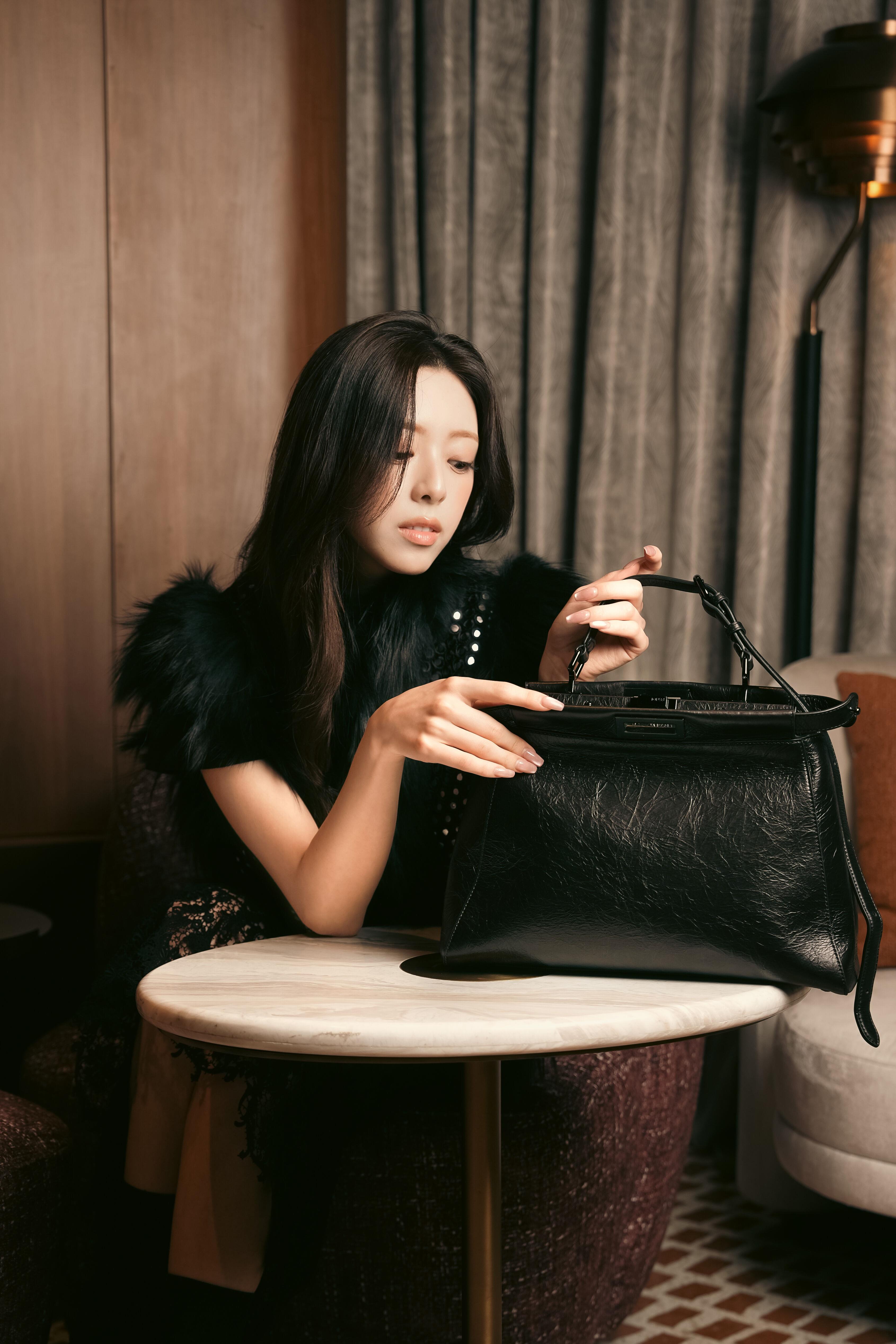 ITZY申有娜全黑造型美翻了!长腿比例太逆天 FENDI“双包叠搭”成亮点 内容图4 潮正奢/潮品文/潮臻社-实时追踪全球最新奢侈品牌新闻资讯的官网站! ▲▼ 申有娜 。(图/品牌提供)