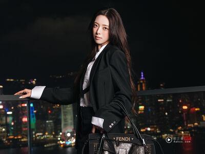 ITZY申有娜全黑造型美翻了！长腿比例太逆天　FENDI“双包叠搭”成亮点