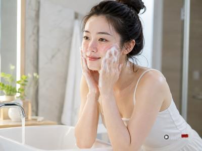 不能只是疯狂去油！守护肌肤屏障成洗脸新概念