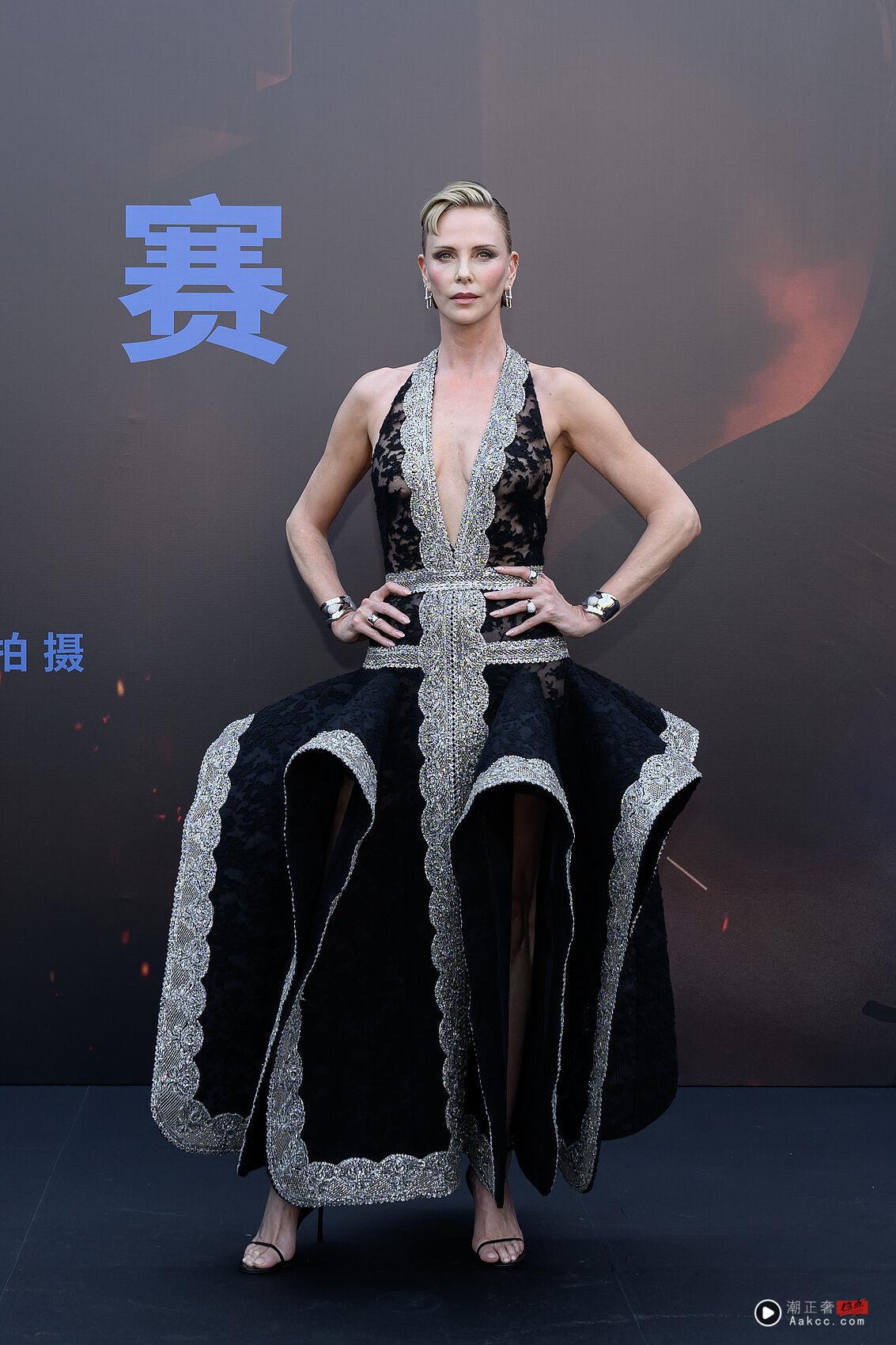 莎莉赛隆神级身材太狂 深V开到肚脐、闪耀流苏装制霸红毯 内容图1 潮正奢/潮品文/潮臻社-实时追踪全球最新奢侈品牌新闻资讯的官网站! ▲▼莎莉赛隆 。(图/CFP)
