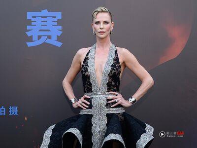 莎莉赛隆神级身材太狂　深V开到肚脐、闪耀流苏装制霸红毯