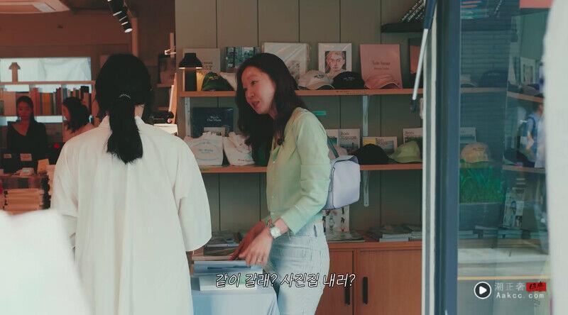 孔晓振、申敏儿逛首尔同款包包搜出!薰衣草紫约会神包 小黑包Jennie也爱 内容图6 潮正奢/潮品文/潮臻社-实时追踪全球最新奢侈品牌新闻资讯的官网站! 孔晓振、申敏儿“2大韩剧女主同款包包品牌”搜出!薰衣草紫约会神包、这咖Jennie也爱