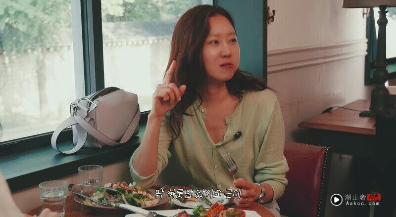 孔晓振、申敏儿逛首尔同款包包搜出!薰衣草紫约会神包 小黑包Jennie也爱 内容图8 潮正奢/潮品文/潮臻社-实时追踪全球最新奢侈品牌新闻资讯的官网站! 孔晓振、申敏儿“2大韩剧女主同款包包品牌”搜出!薰衣草紫约会神包、这咖Jennie也爱