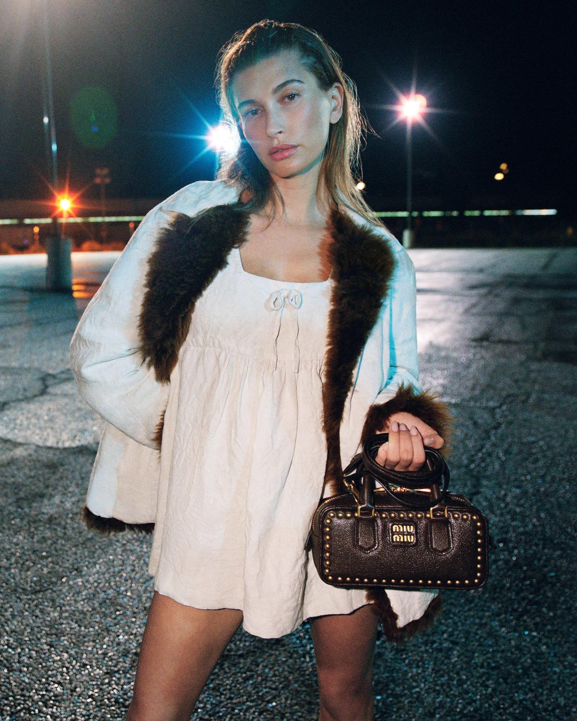 说流行/根本Hailey Bieber的衣橱!抢看Miu Miu秋冬爆款包、Bubble球鞋回归 内容图1 潮正奢/潮品文/潮臻社-实时追踪全球最新奢侈品牌新闻资讯的官网站! ▲▼ Hailey Bieber Miu Miu 。(图/品牌提供)