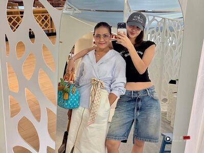 Lisa带妈妈压线巡店 母女同晒LV配件与Nike鞋展好默契